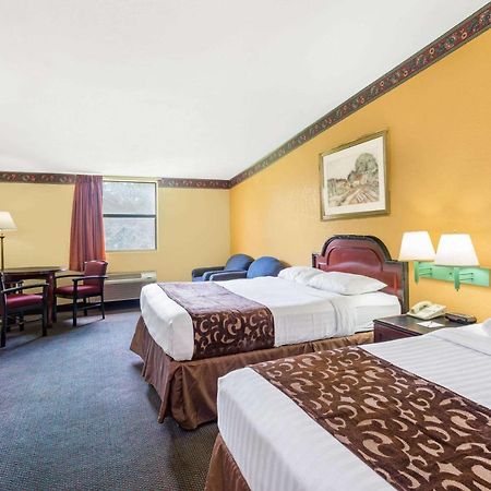 โฮเวิร์ด จอห์นสัน บาย วินด์แฮม เลค ซิตี้ Hotel เลคซิตี้ ภายนอก รูปภาพ