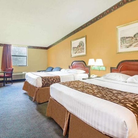 โฮเวิร์ด จอห์นสัน บาย วินด์แฮม เลค ซิตี้ Hotel เลคซิตี้ ภายนอก รูปภาพ