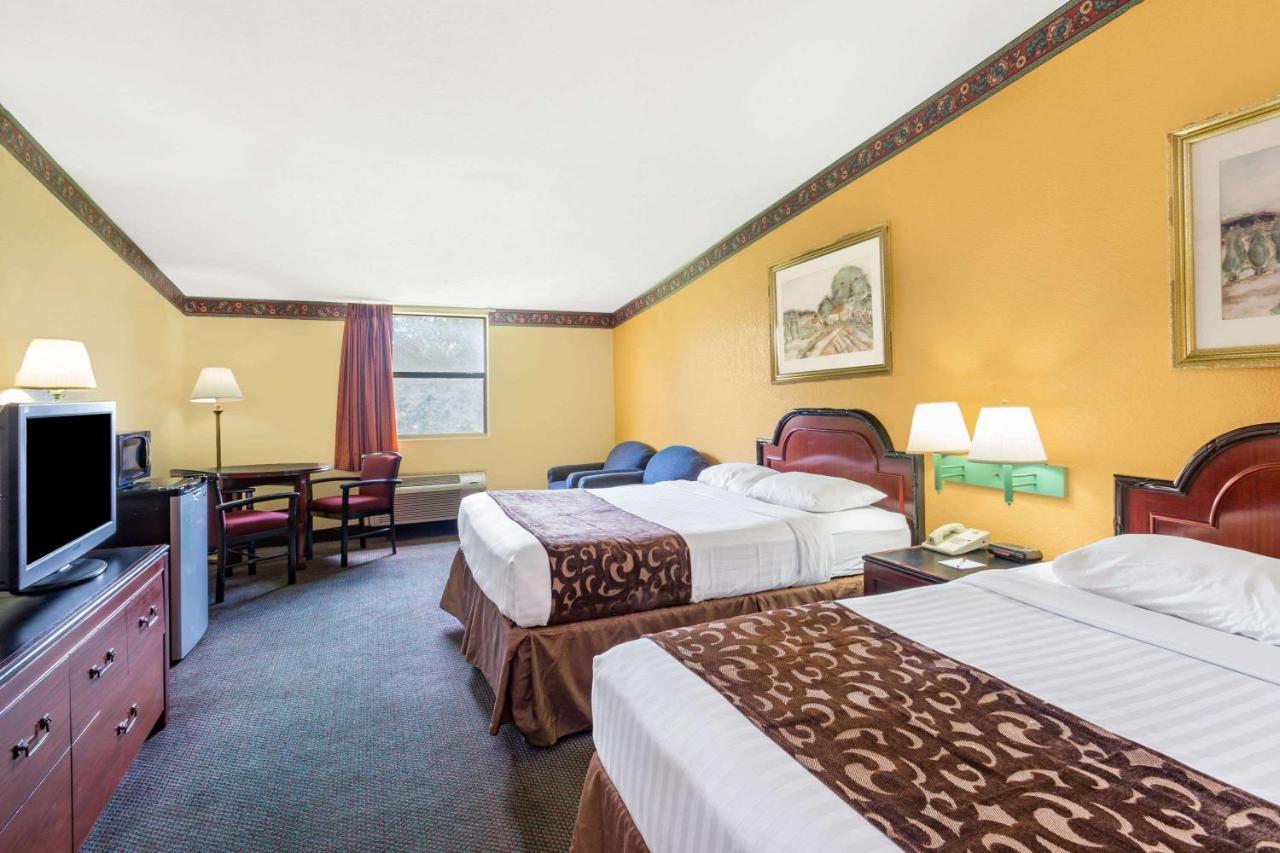 โฮเวิร์ด จอห์นสัน บาย วินด์แฮม เลค ซิตี้ Hotel เลคซิตี้ ภายนอก รูปภาพ