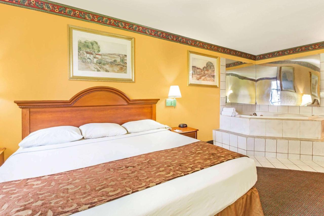 โฮเวิร์ด จอห์นสัน บาย วินด์แฮม เลค ซิตี้ Hotel เลคซิตี้ ภายนอก รูปภาพ
