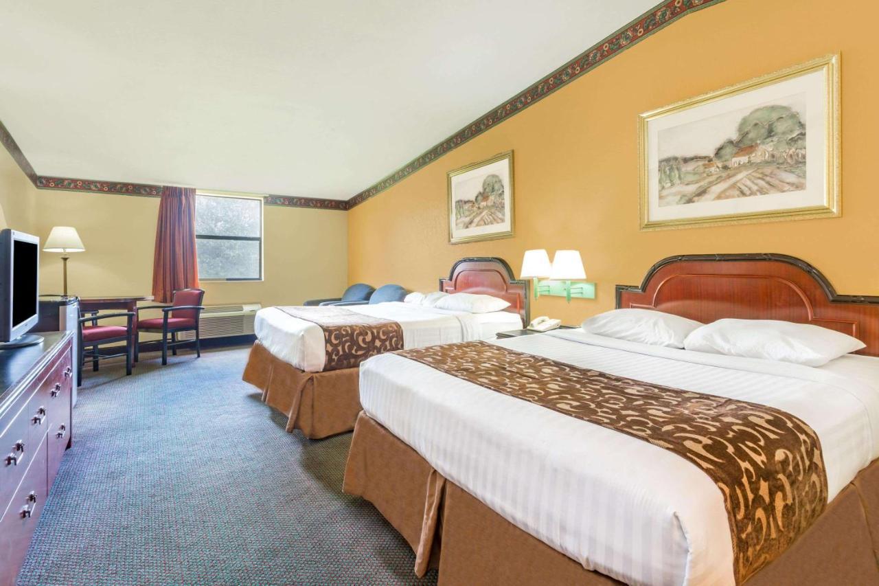 โฮเวิร์ด จอห์นสัน บาย วินด์แฮม เลค ซิตี้ Hotel เลคซิตี้ ภายนอก รูปภาพ