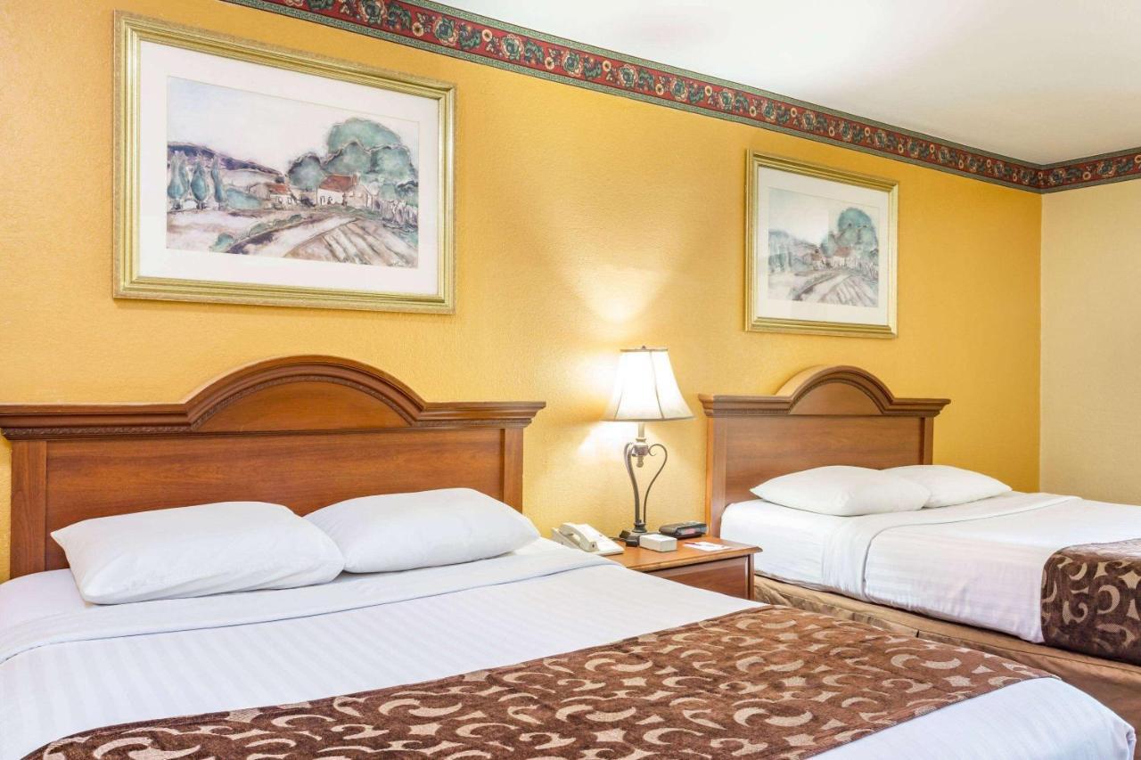 โฮเวิร์ด จอห์นสัน บาย วินด์แฮม เลค ซิตี้ Hotel เลคซิตี้ ภายนอก รูปภาพ