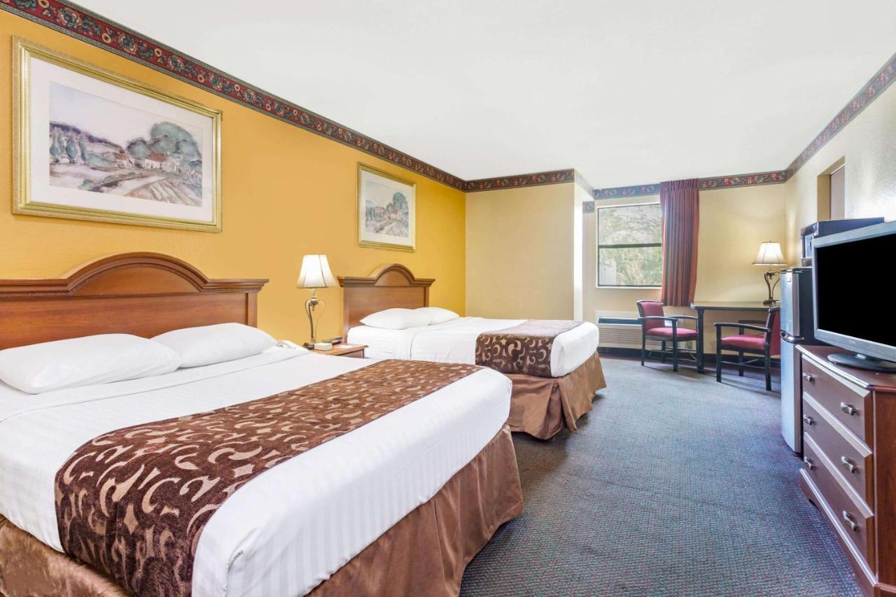โฮเวิร์ด จอห์นสัน บาย วินด์แฮม เลค ซิตี้ Hotel เลคซิตี้ ภายนอก รูปภาพ