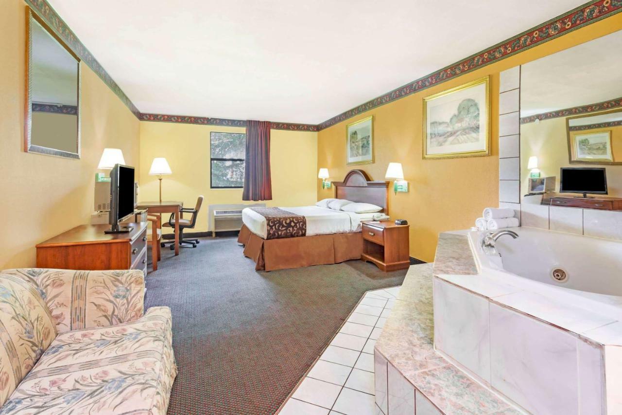 โฮเวิร์ด จอห์นสัน บาย วินด์แฮม เลค ซิตี้ Hotel เลคซิตี้ ภายนอก รูปภาพ